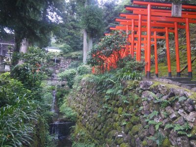 神滝と稲荷神社